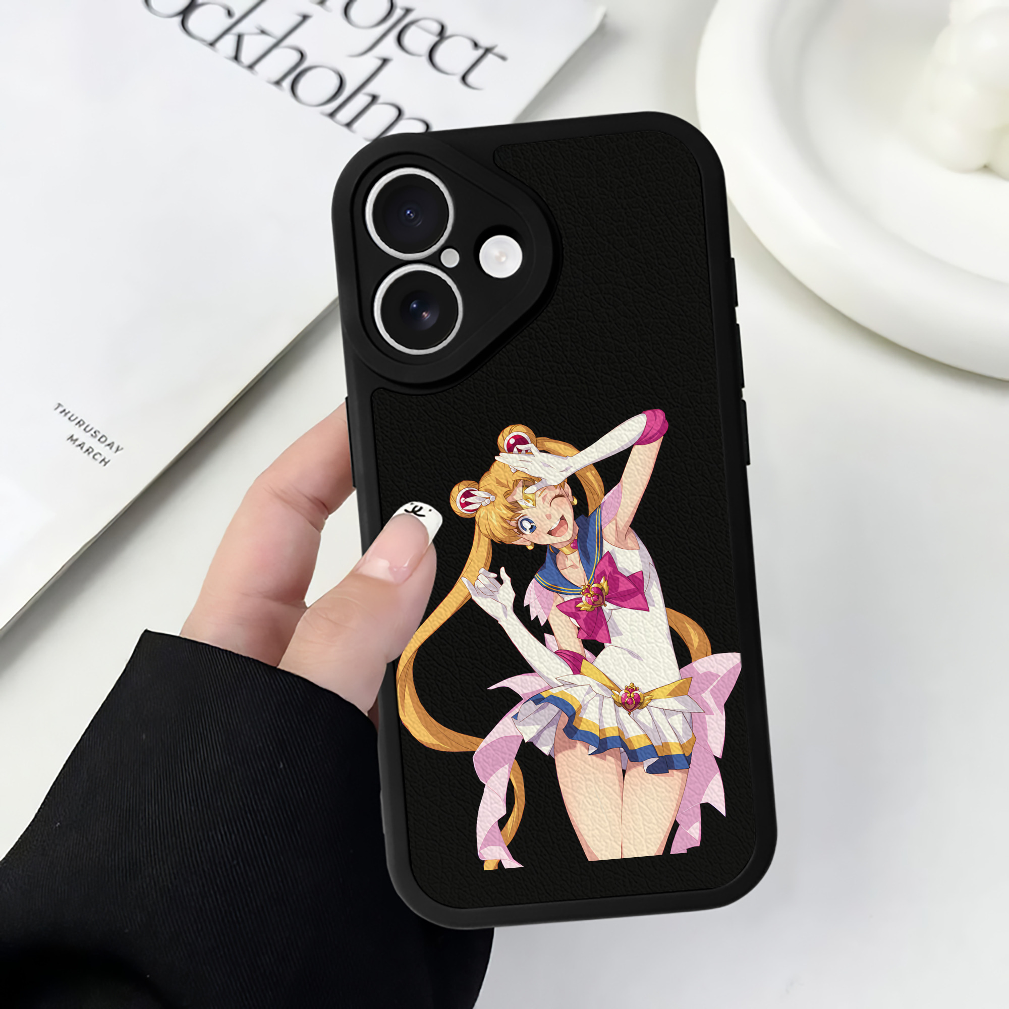 （画像用） 美少女戦士セーラームーン 月野 うさぎ つきの うさぎ Sailor Moon Tsukino Usagi 【iPhone 16シリーズ対応】シリコンスマホケース（レザー調） 材質：シリコン
